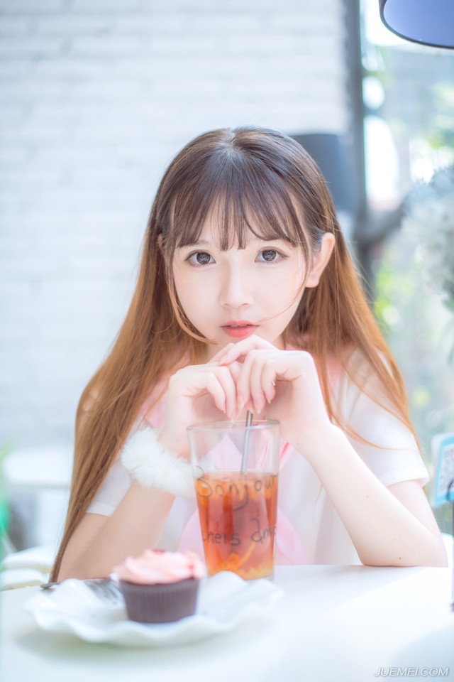 “嗯，这个我记得，叔至还曾问过是否趁机攻入柴桑。”诸葛亮闻言点点头道，言语中也有些无奈，如果换个时机或者局势，那的确是打入江东的一个好机会，至少占据了江夏和柴桑这两处地方，等于是把江东的门户握在手里，江东水军是厉害，但他们完全可以避开水军的弱点，由柴桑走陆路打进江东，可惜眼下的局势不允许，除非有十足的把握能在短时间内把江东给收拾了，否则，只会让双方本就已经降到冰点的关系彻底破裂，再也没有转圜的余地。
